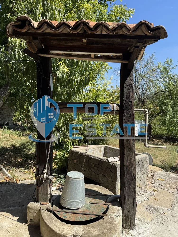 Двуетажна тухлена къща с кладенец и голям двор в село Гоздейка, област Велико Търново - 0