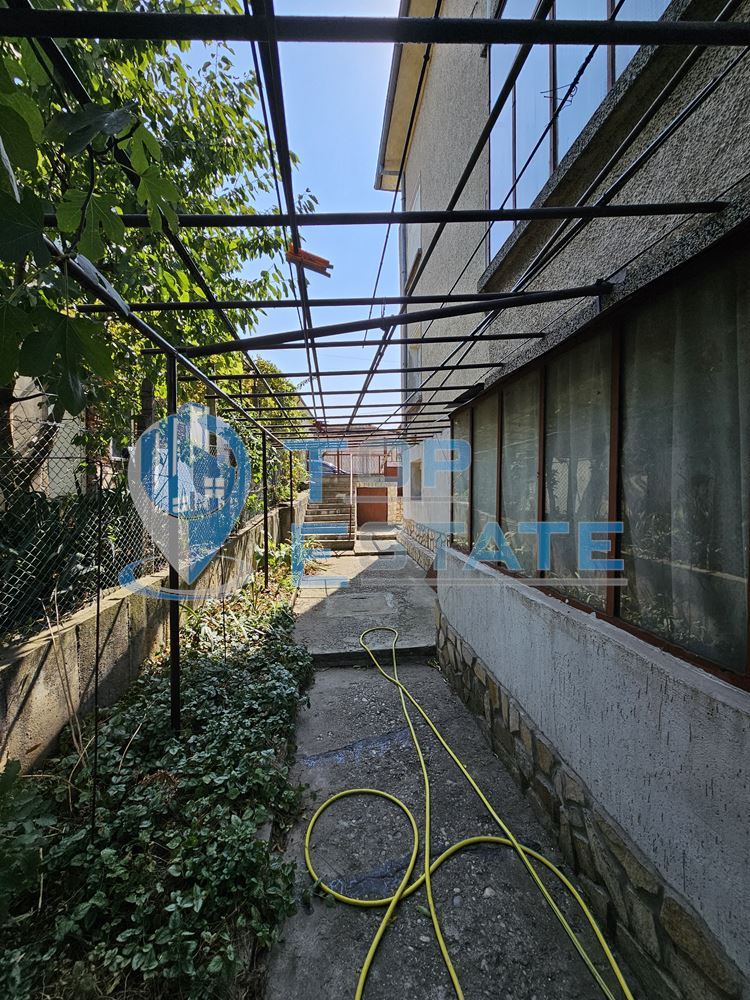 Триетажна масивна къща с двор, гараж и панорама в централната част на гр. Свищов-0 Триетажна масивна къща с двор, гараж и панорама в централната част на гр. Свищов - 0