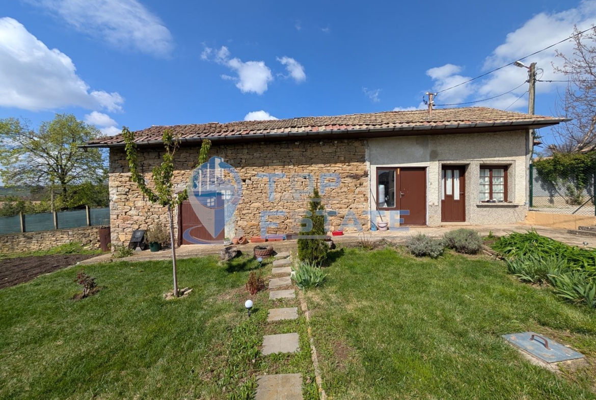 Двуетажна реновирана къща с красива панорама в село Вишовград - 0