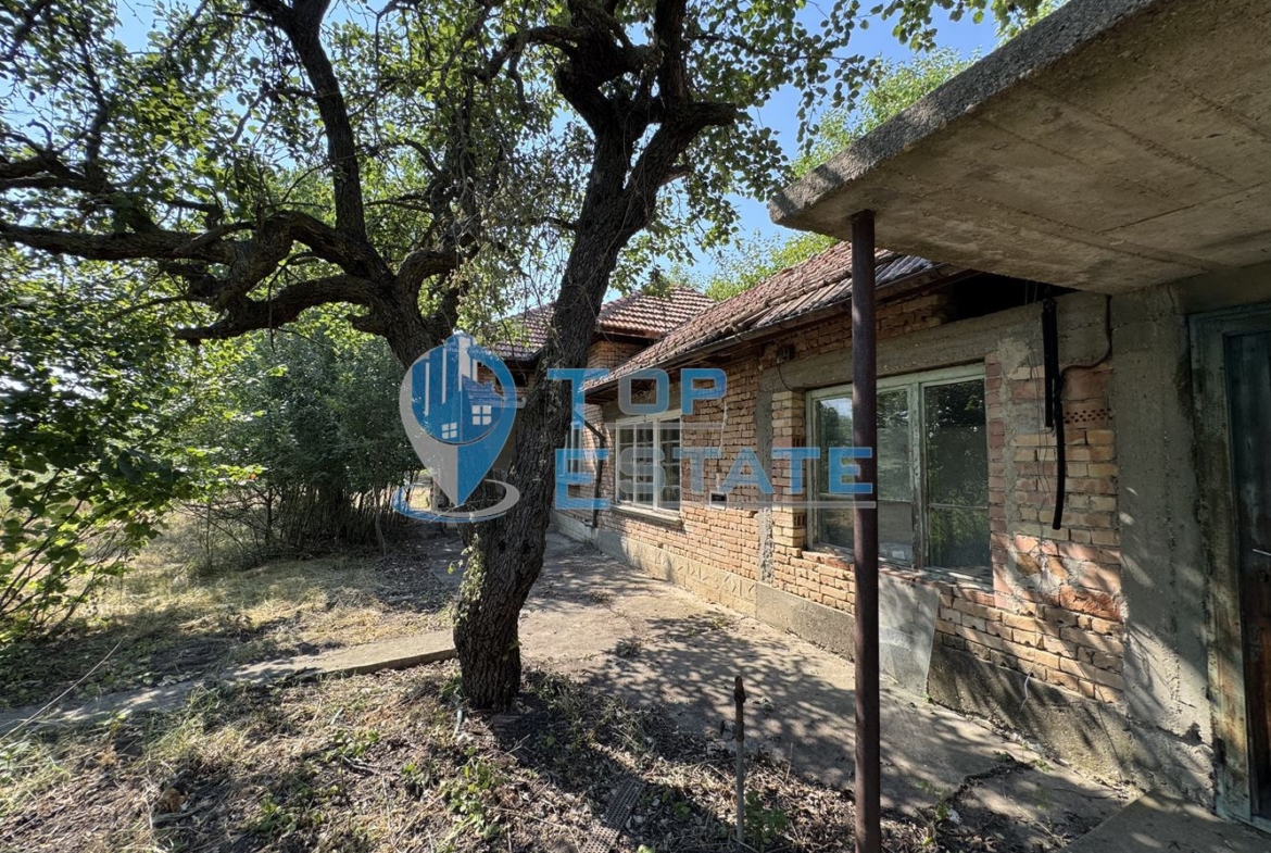 Тухлена къща с кладенец и голям двор в село Павел, област Велико Търново - 0