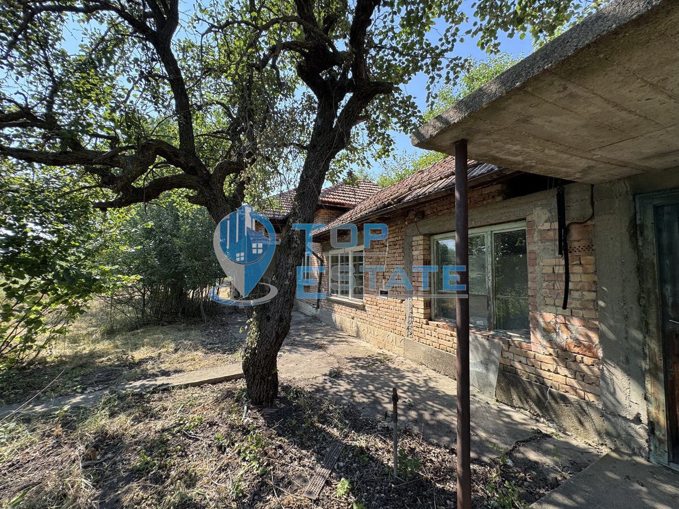 Тухлена къща с кладенец и голям двор в село Павел, област Велико Търново - 0