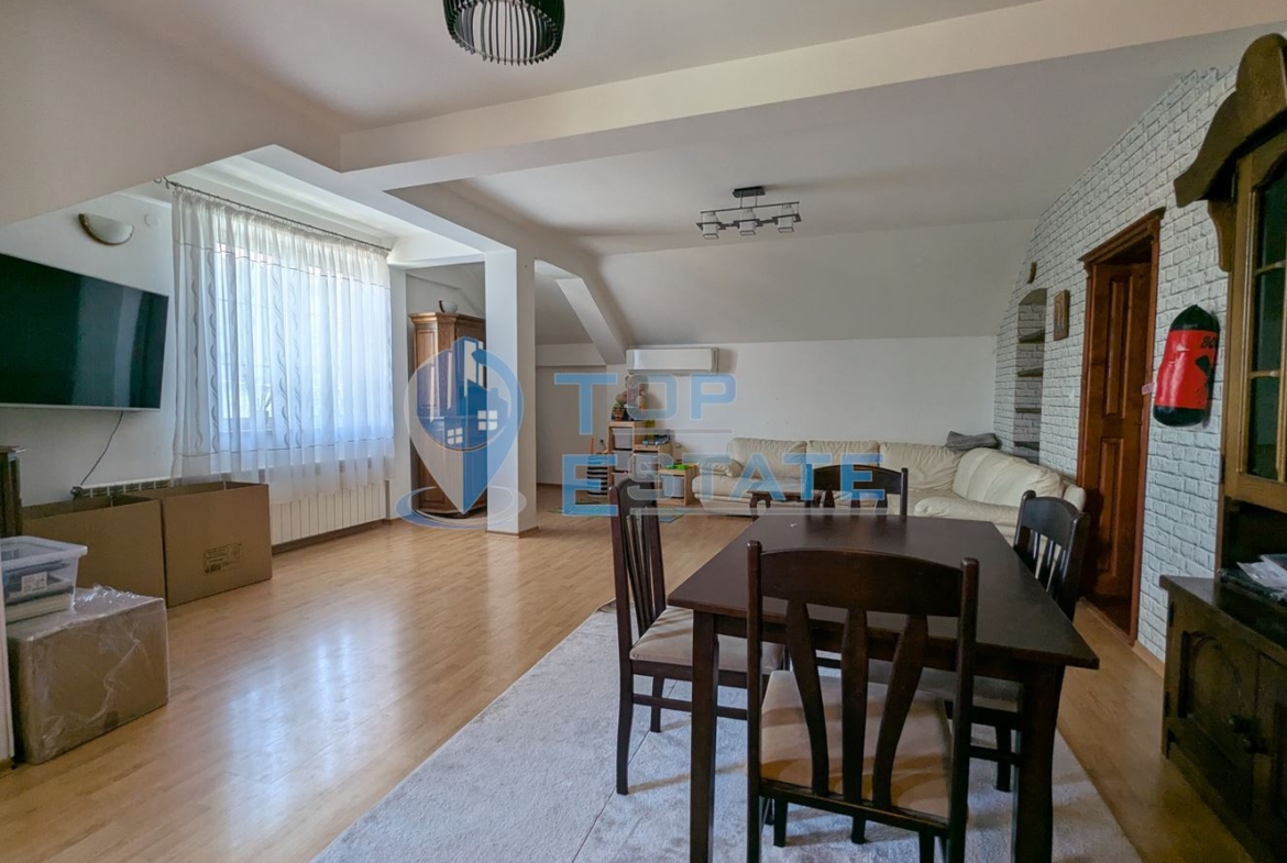 Масивна триетажна къща със сауна и басейн в близост до центъра на град Горна Оряховица, област Велико Търново - 0