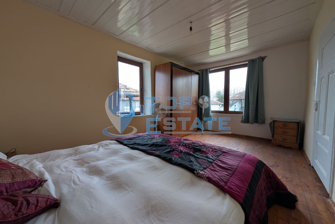 Двуетажна къща с голям двор и кладенец в село Ресен - 0