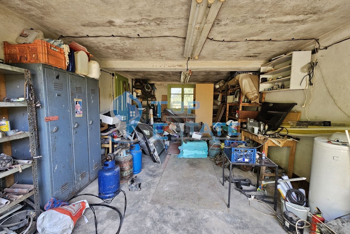 Двуетажна тухлена къща с гараж и голям двор в село Добромирка - 0