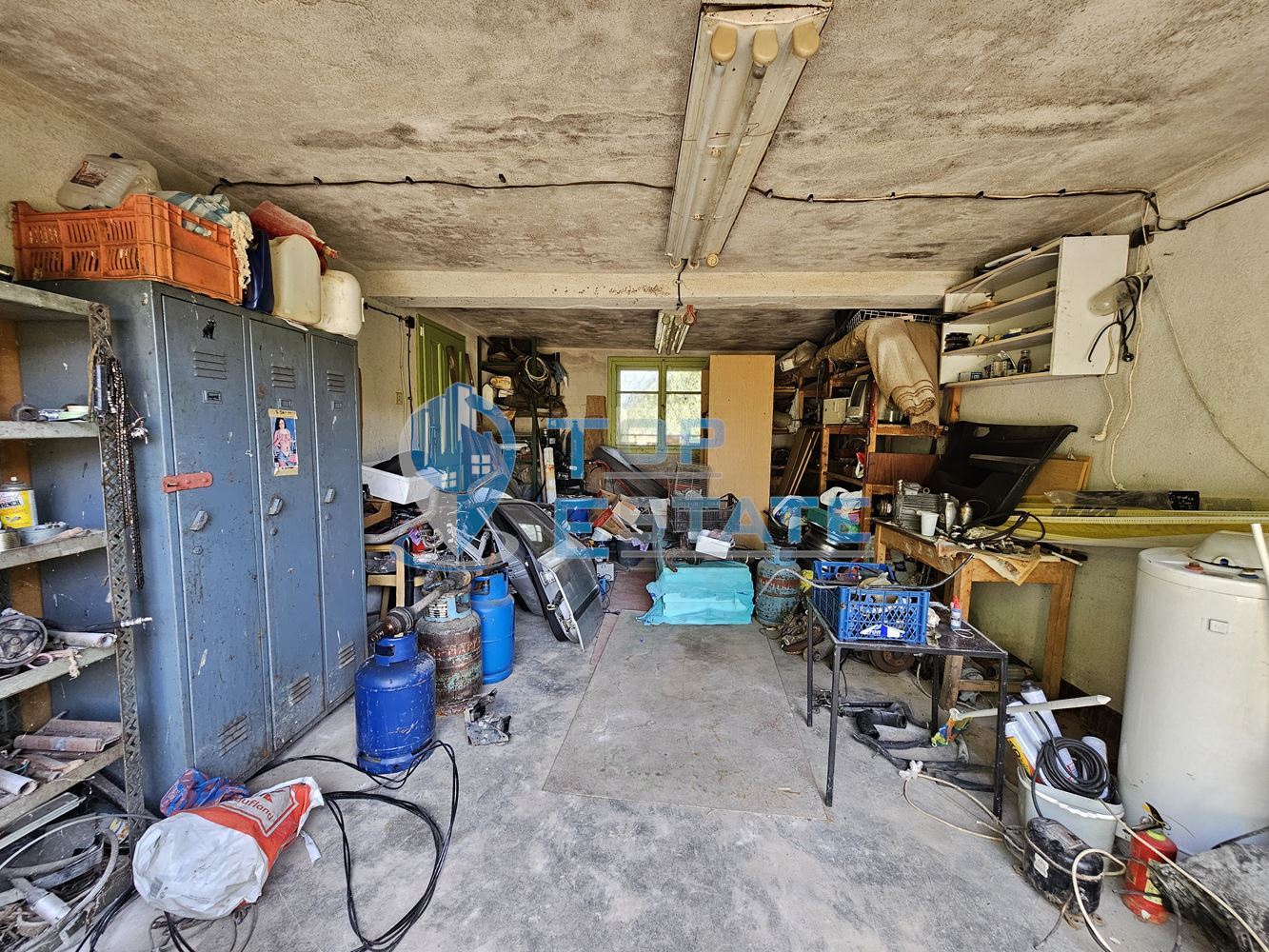 Двуетажна тухлена къща с гараж и голям двор в село Добромирка - 0