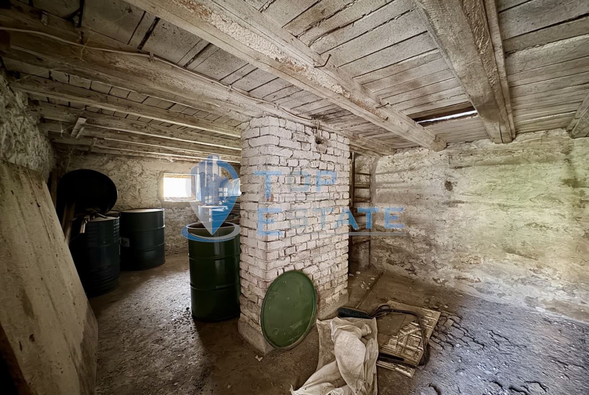 Тухлена къща с кладенец в село Добри дял, област Велико Търново - 0