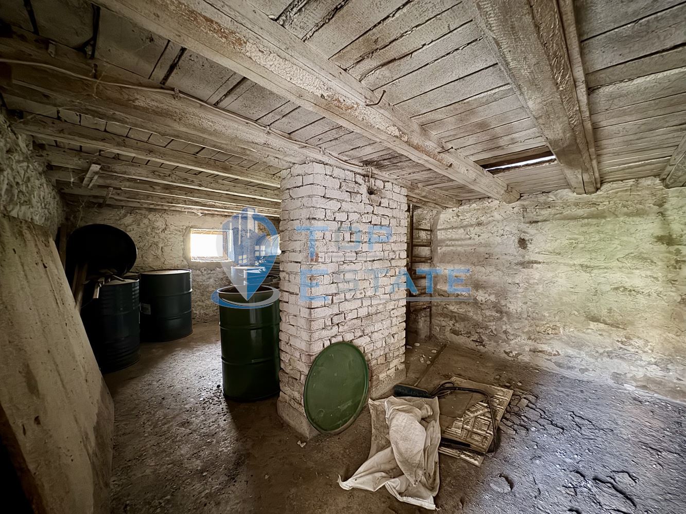 Тухлена къща с кладенец в село Добри дял, област Велико Търново - 0