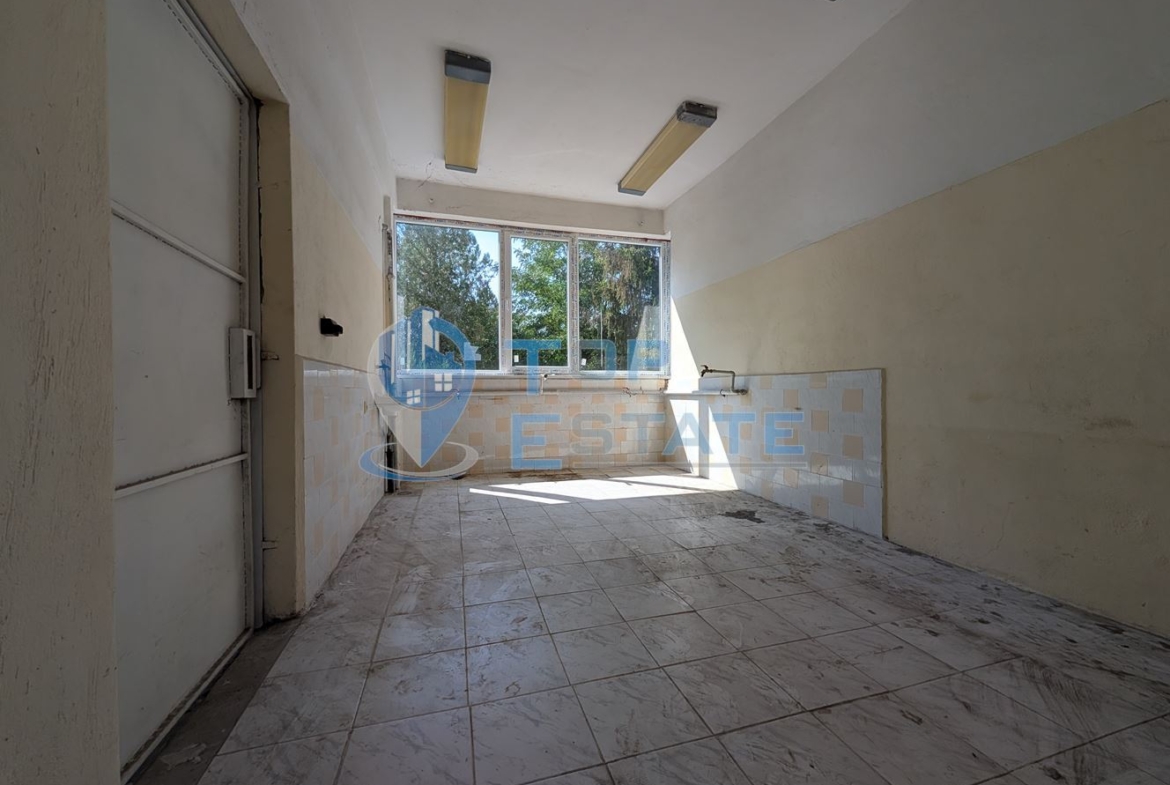 Търговска сграда в центъра на село Самоводене - 0