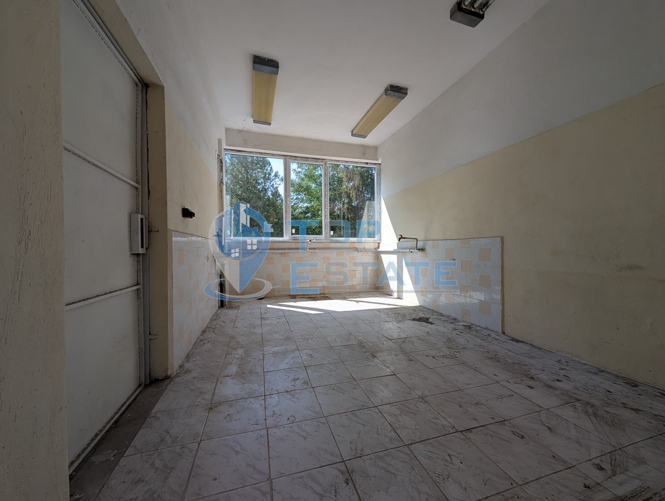 Търговска сграда в центъра на село Самоводене - 0