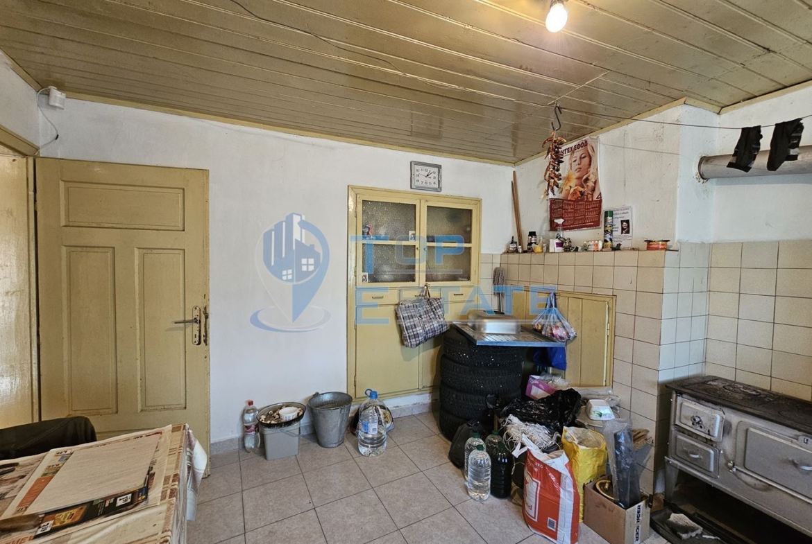 Двуетажна тухлена къща с гараж и голям двор в село Добромирка - 0