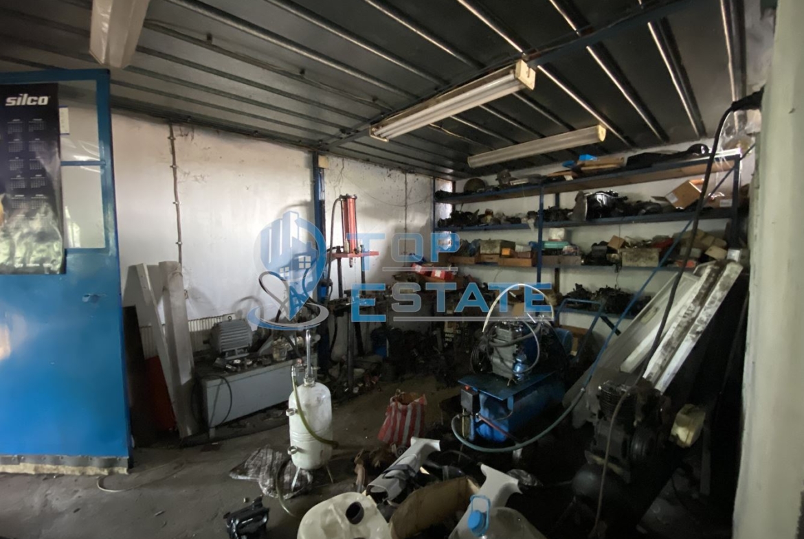 Двуетажна тухлена къща и автосервиз в с. Самоводене, област Велико Търново. - 0