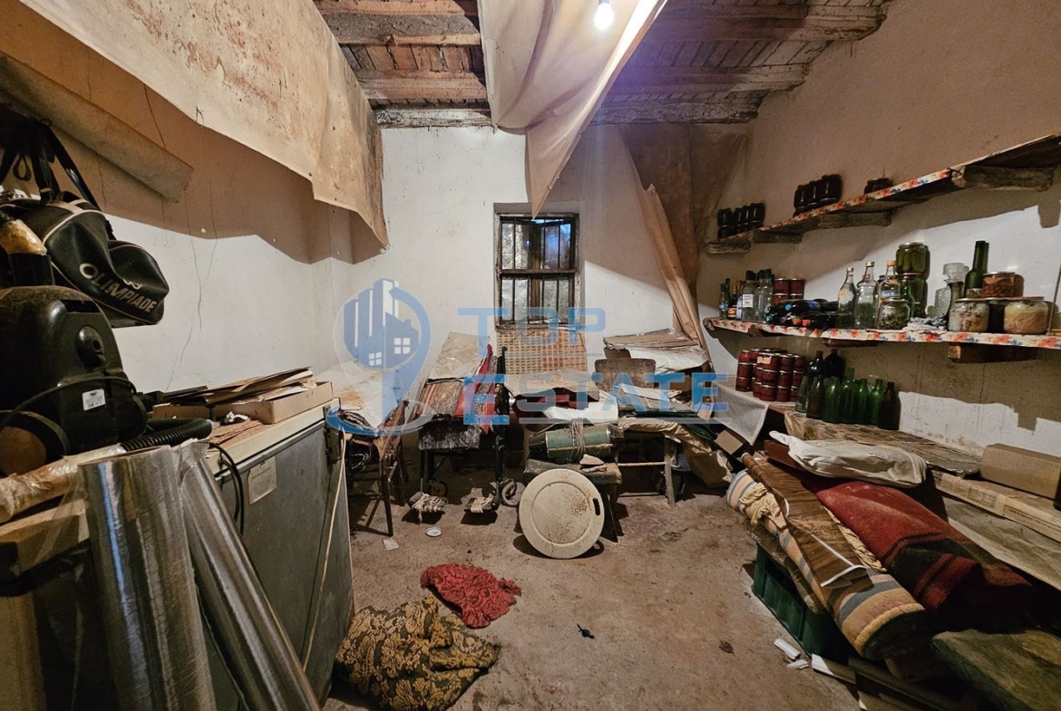 Масивна двуетажна къща с голям двор и гараж в село Караисен - 0