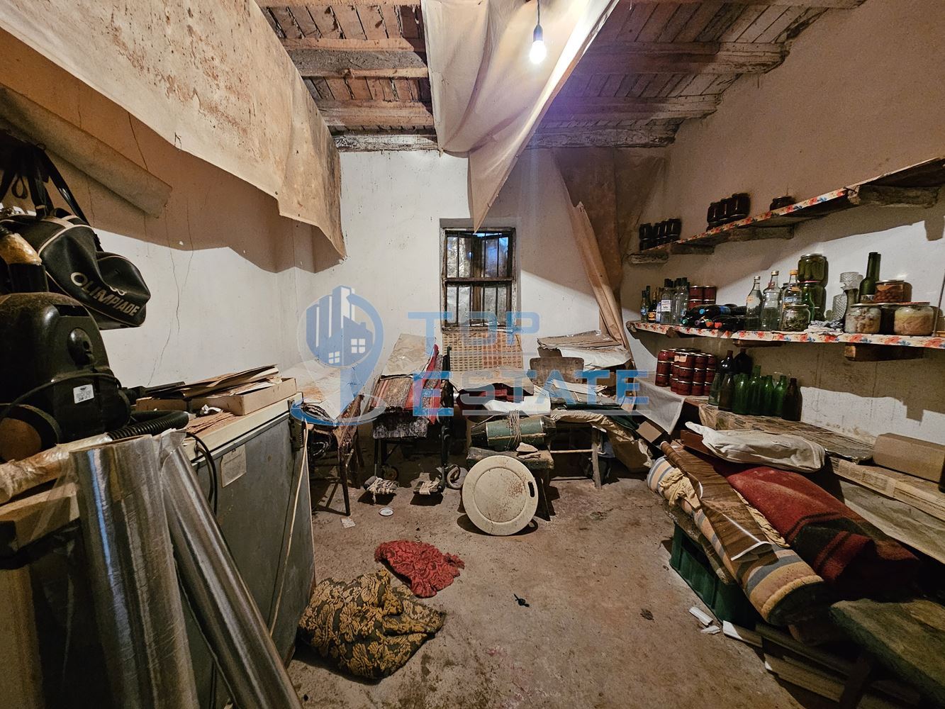 Масивна двуетажна къща с голям двор и гараж в село Караисен - 0