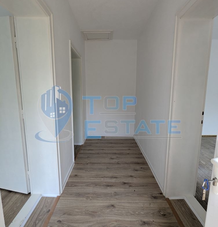 Двуетажна тухлена къща разположена в село Стамболово, община Павликени, област Велико Търново - 0