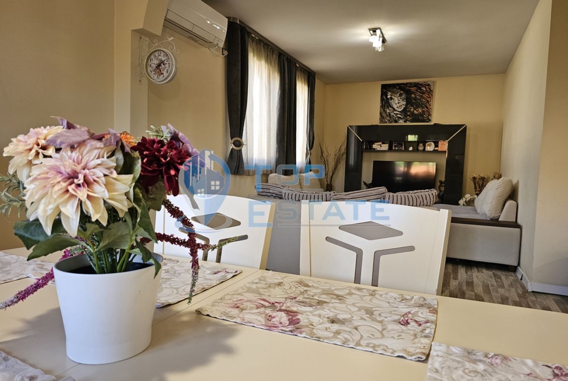 Обзаведена къща с три спални, барбекю, двор и гараж в село Поликраище, област Велико Търново - 0