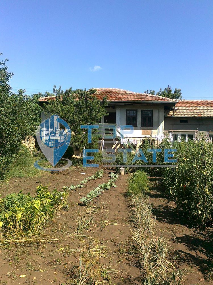 Стара тухлена къща в близост до центъра на село Стефан Стамболово, област Велико Търново - 0