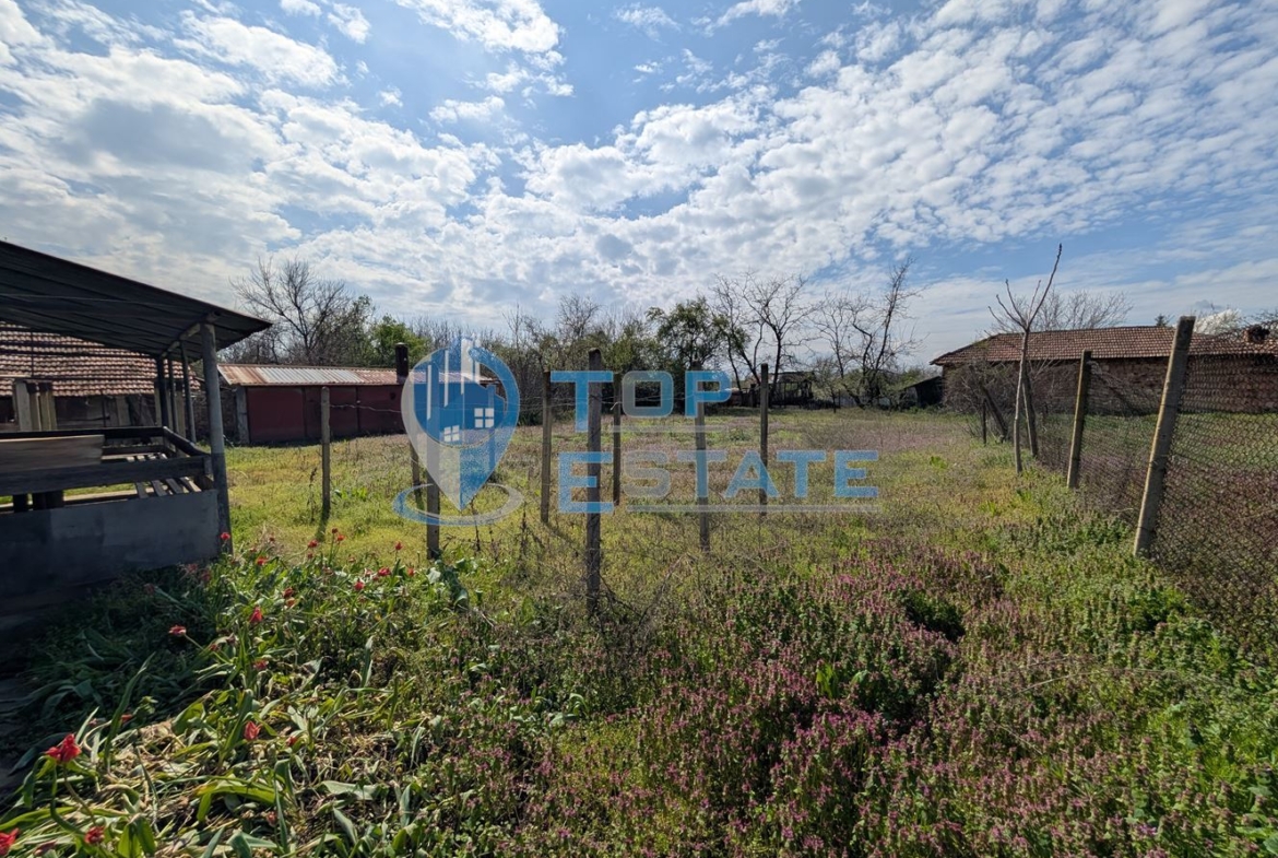 Едноетажна тухлена къща с гараж в село Павел - 0