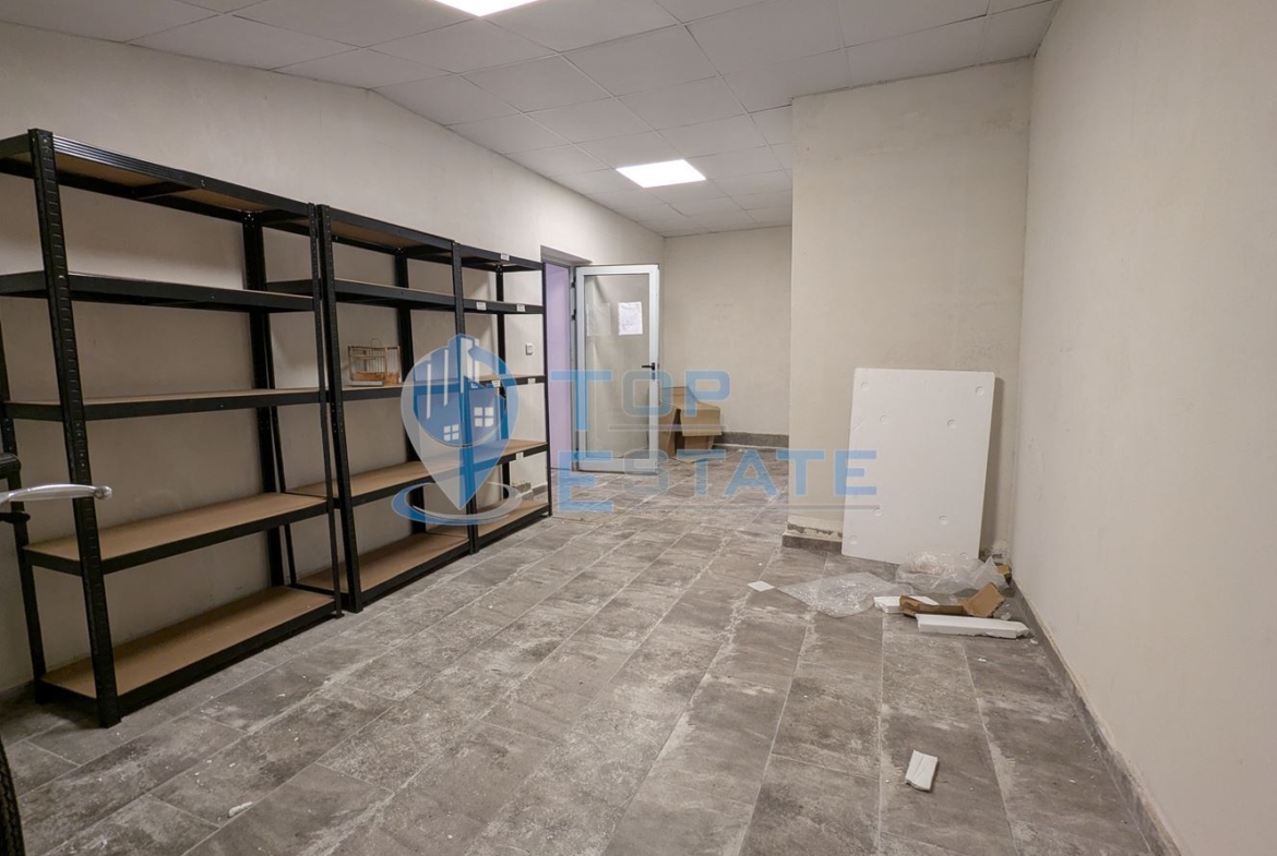 Търговско помещение на центъра на село Първомайци, област Велико Търново - 0