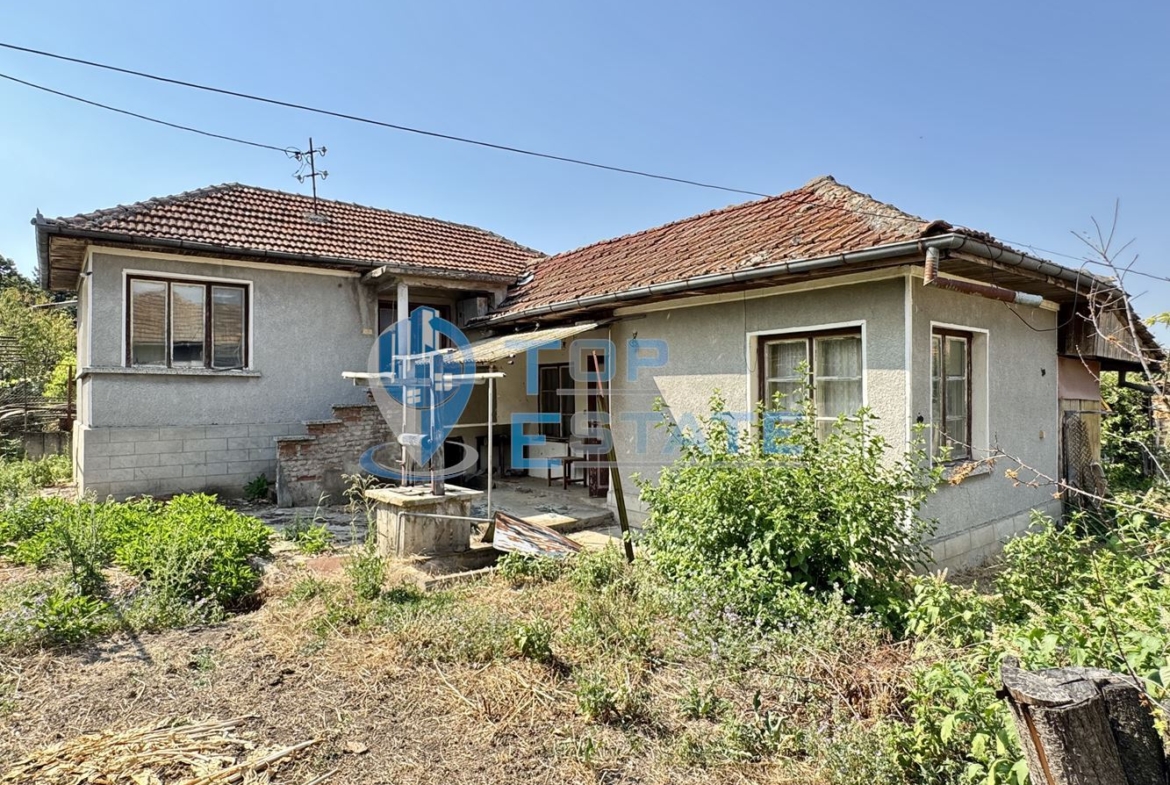 Тухлена къща с кладенец в село Добри дял, област Велико Търново - 0