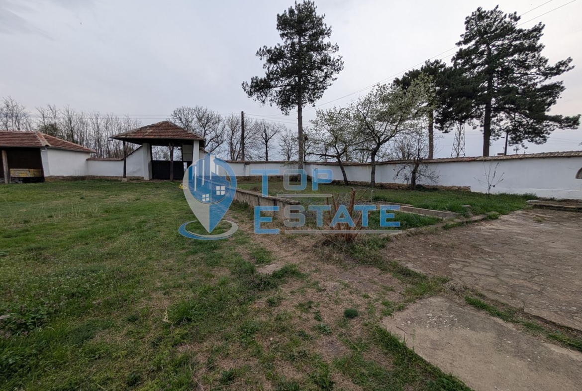 Двуетажна къща с голям двор и кладенец в село Ресен - 0