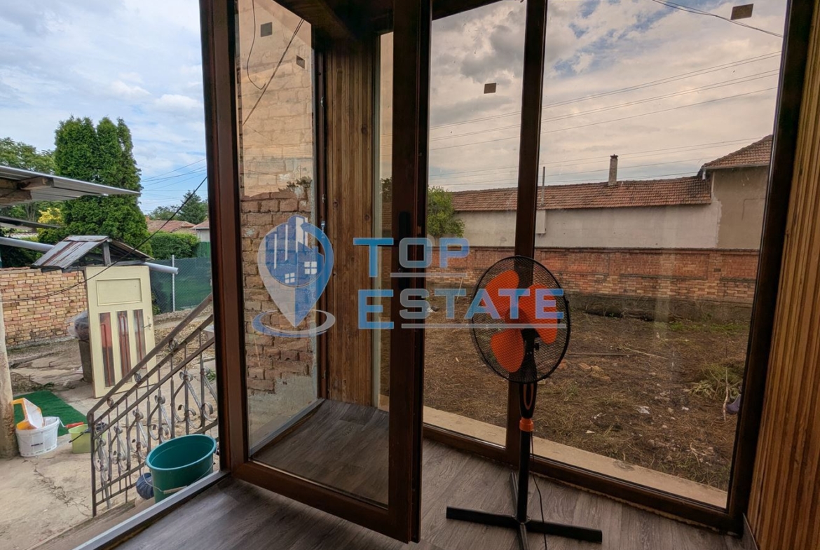 Тухлена къща с голям двор и кладенец в село Караисен, община Павликени, област Велико Търново - 0