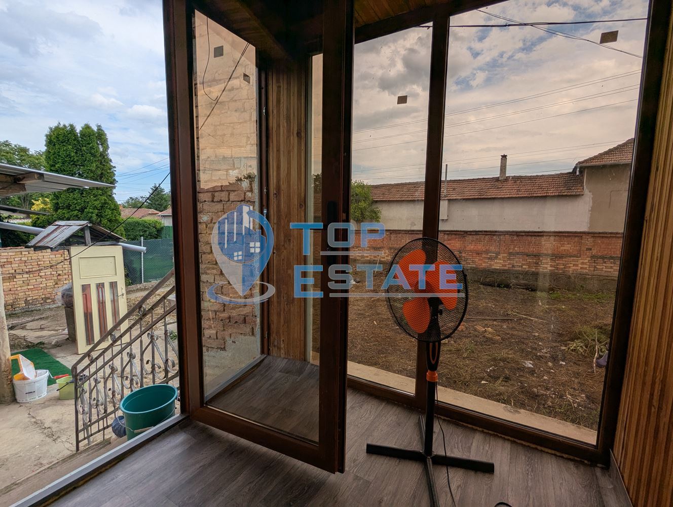 Тухлена къща с голям двор и кладенец в село Караисен, община Павликени, област Велико Търново - 0