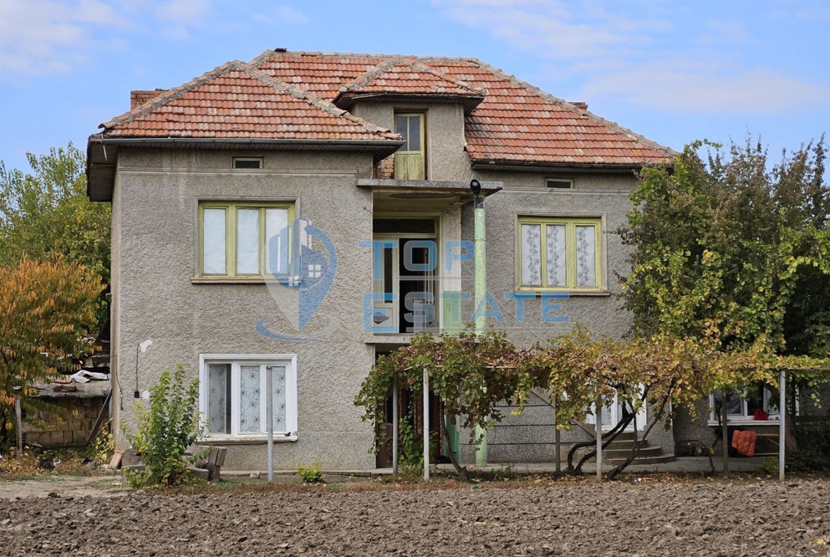 Масивна двуетажна къща с голям двор и гараж в село Караисен - 0