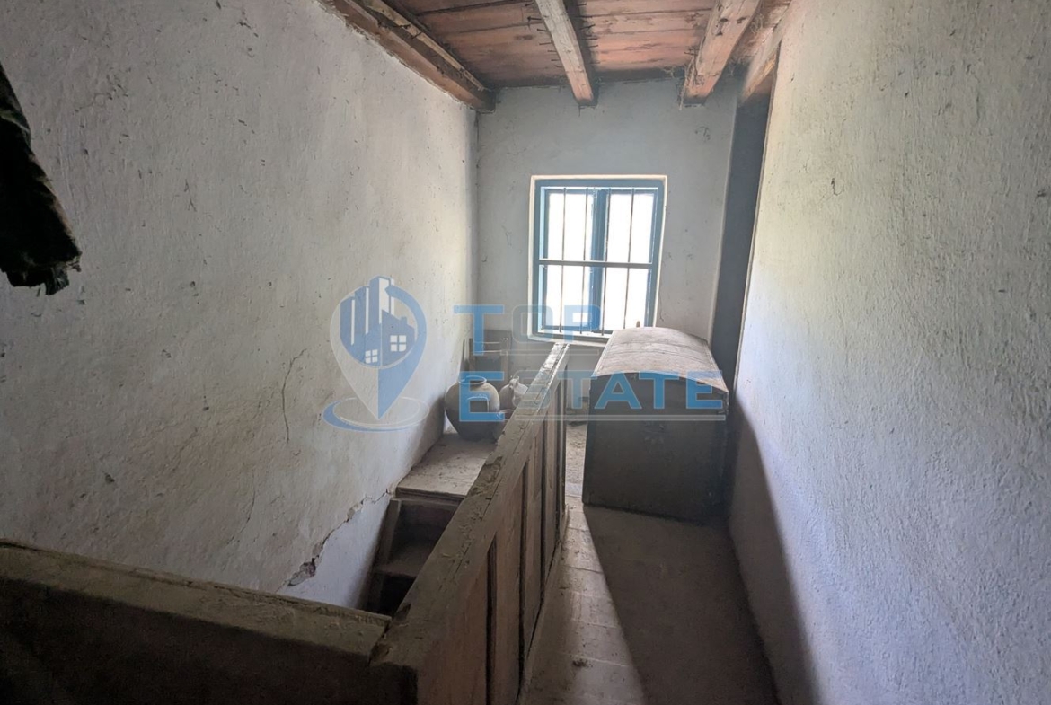 Двуетажна тухлена къща с голям двор в село Поликраище, област Велико Търново - 0