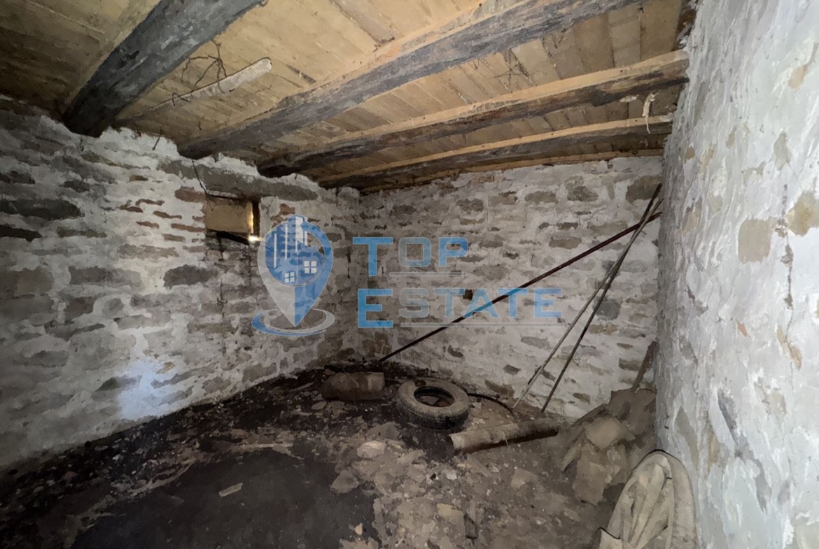 Тухлена къща с кладенец в с. Козаревец, област Велико Търново - 0