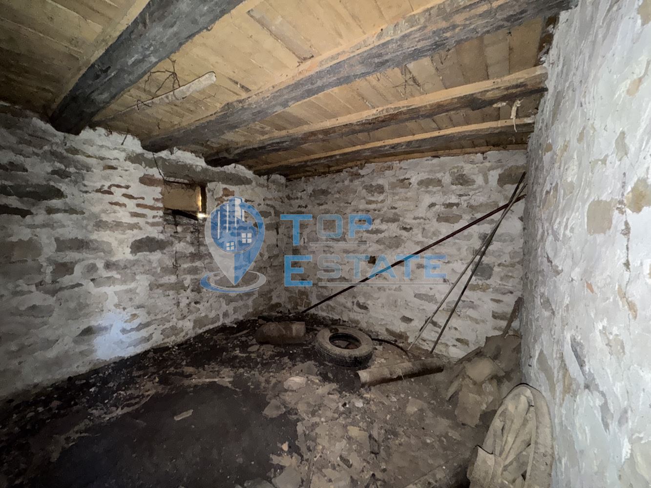 Тухлена къща с кладенец в с. Козаревец, област Велико Търново - 0