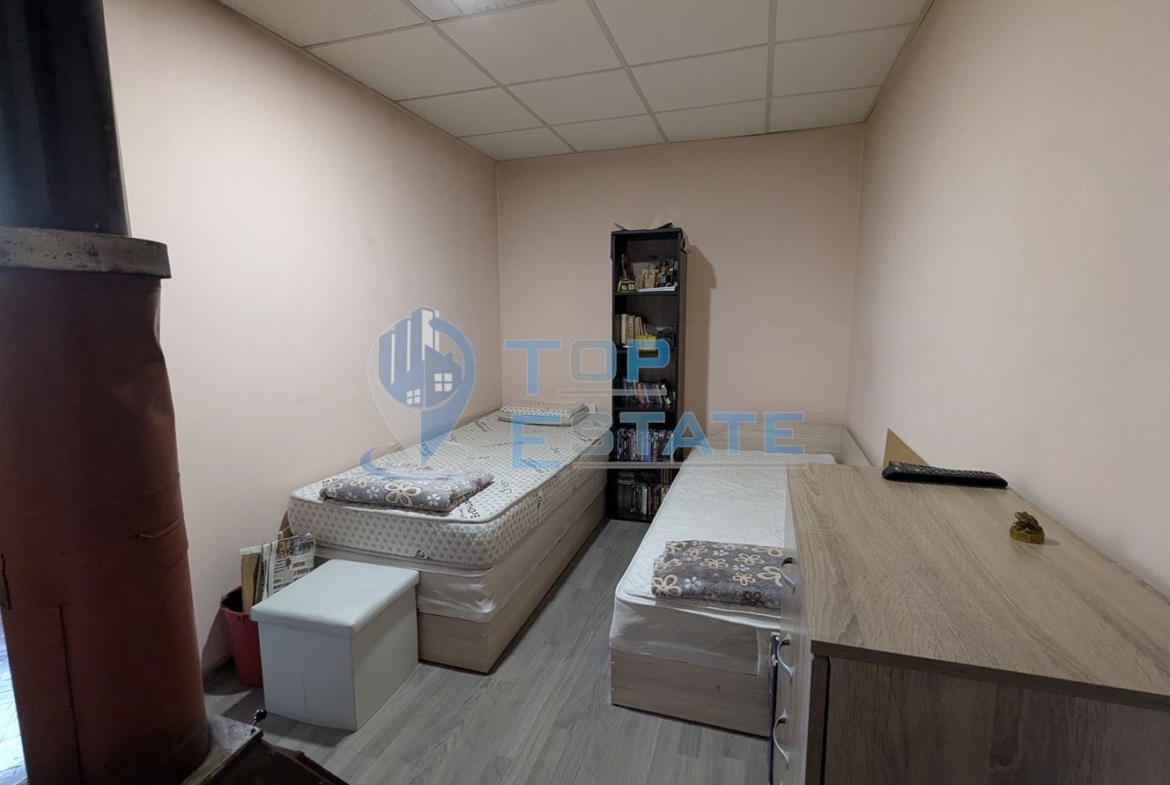 Двустаен тухлен апартамент на комуникативна улица в квартал Гарата, град Горна Оряховица, област Велико Търново - 0