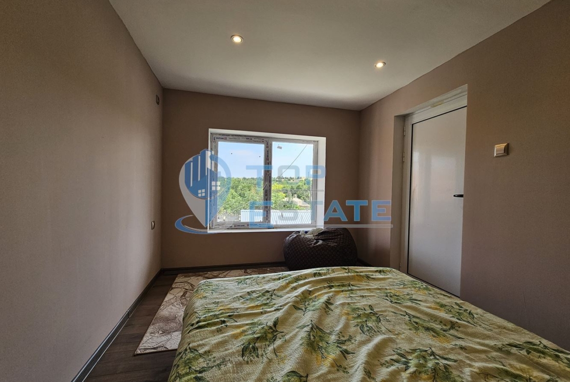 Двуетажна обзаведена и ремонтирана къща с три спални в село Страхилово, област Велико Търново - 0