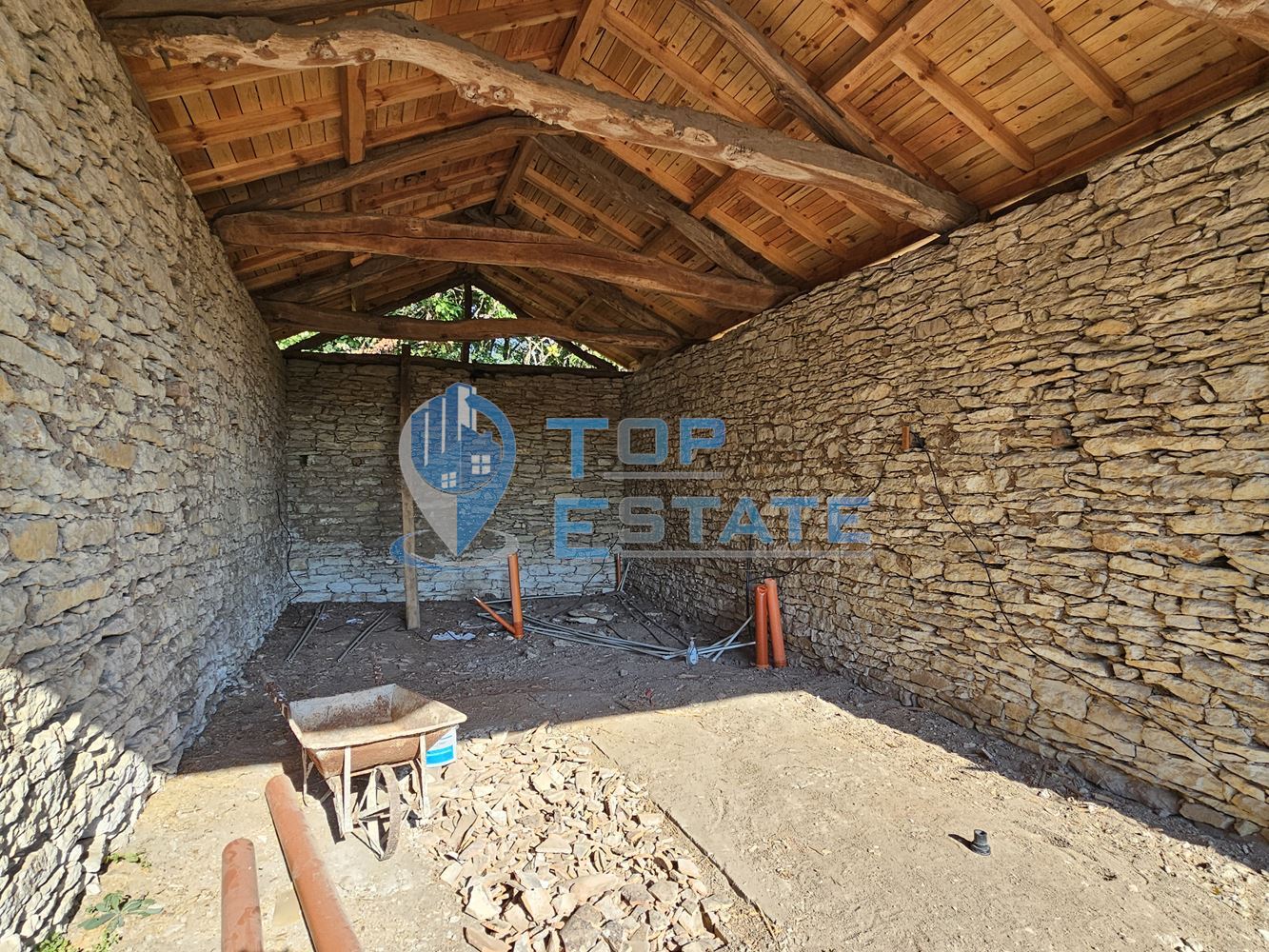 Двуетажна къща на груб строеж с втора къща и басейн с панорама в село Леденик - 0