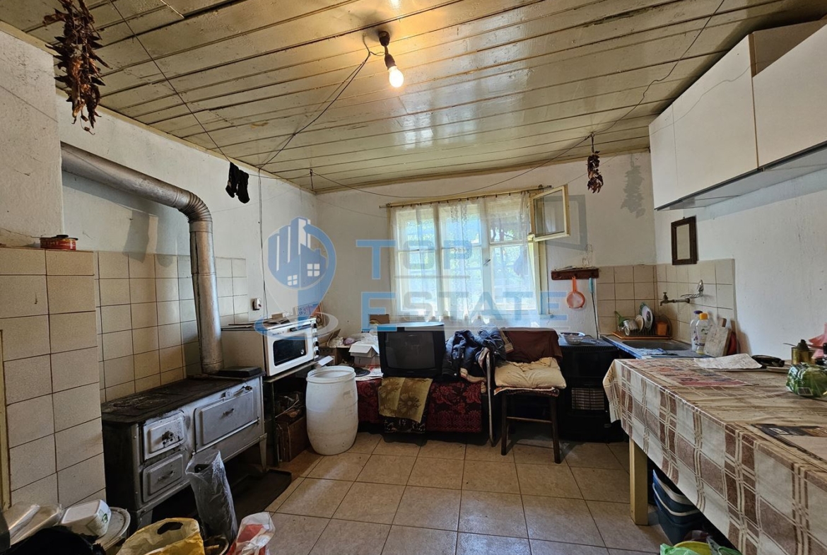 Двуетажна тухлена къща с гараж и голям двор в село Добромирка - 0