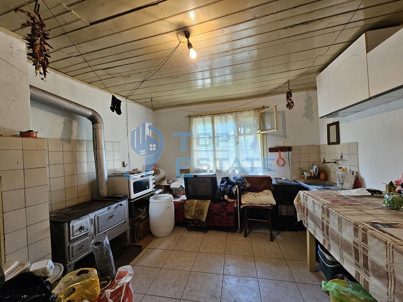 Двуетажна тухлена къща с гараж и голям двор в село Добромирка - 0