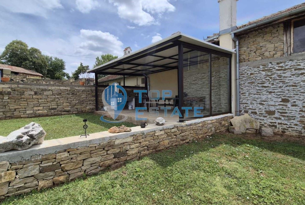 Масивна тухлена къща в с. Вишовград, област Велико Търново - 0