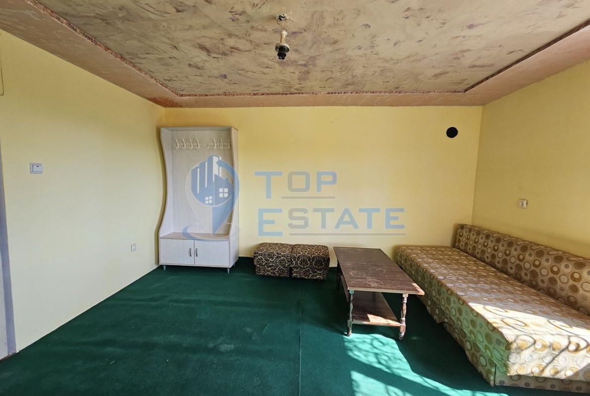 Реновирана къща с голям двор и гараж в село Самоводене - 0