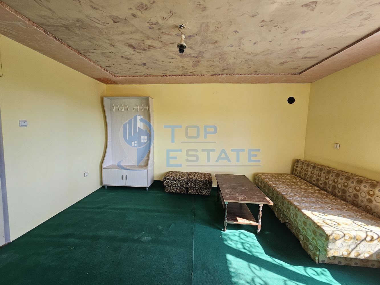 Реновирана къща с голям двор и гараж в село Самоводене - 0