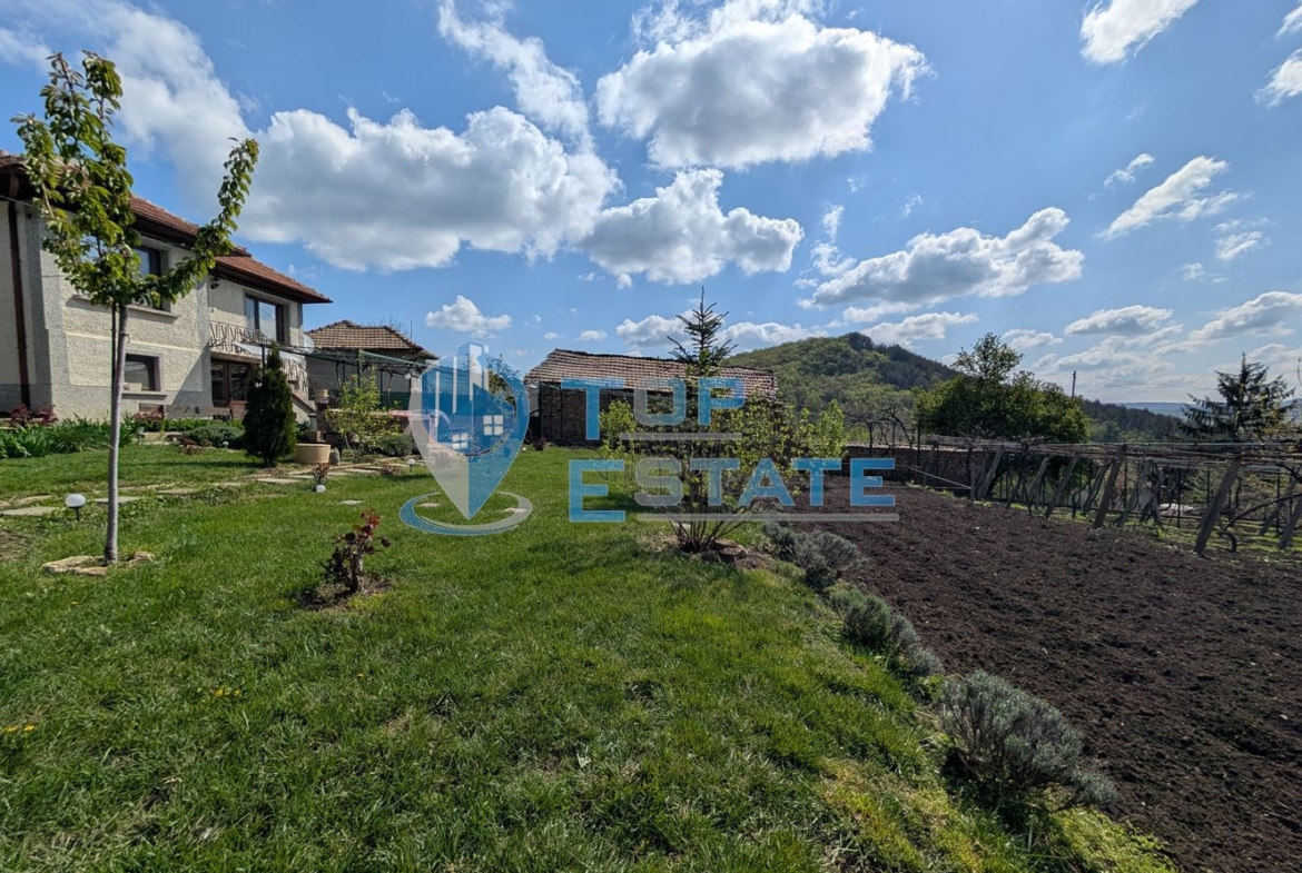 Двуетажна реновирана къща с красива панорама в село Вишовград - 0