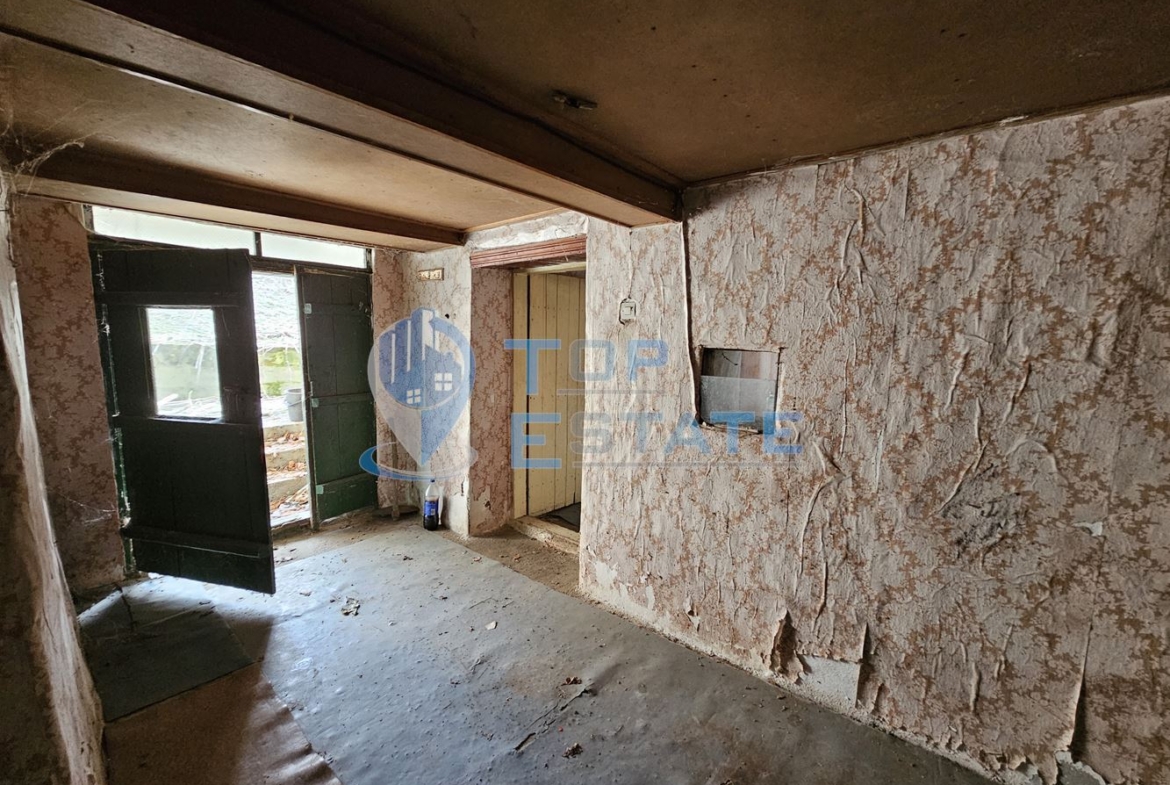 Двуетажна тухлена къща с голям двор в село Козловец, община Свищов - 0