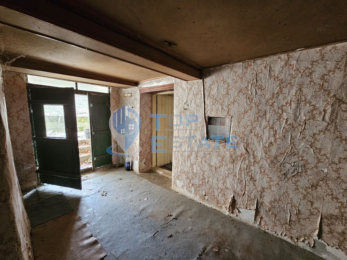 Двуетажна тухлена къща с голям двор в село Козловец, община Свищов - 0