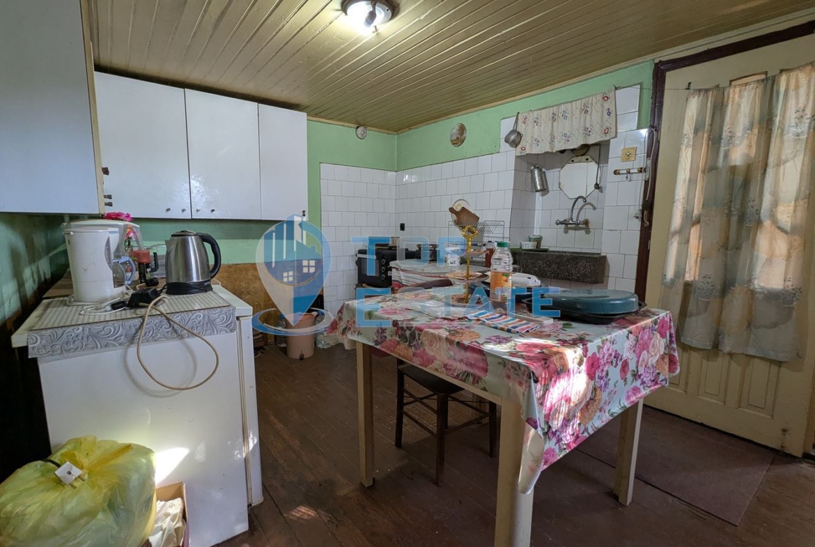 Двуетажна тухлена къща на главната улица в село Поликраище, област Велико Търново - 0