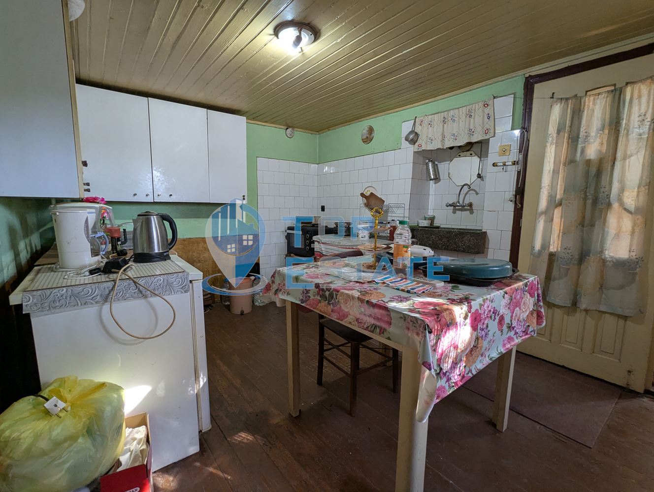 Двуетажна тухлена къща на главната улица в село Поликраище, област Велико Търново-0 Двуетажна тухлена къща на главната улица в село Поликраище, област Велико Търново - 0