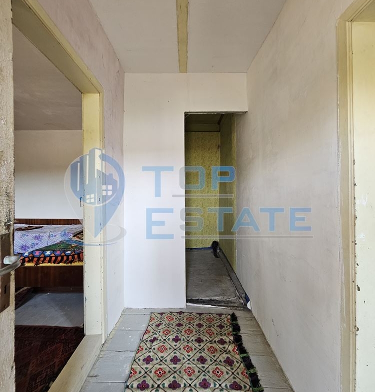 Реновирана къща с голям двор и гараж в село Самоводене - 0