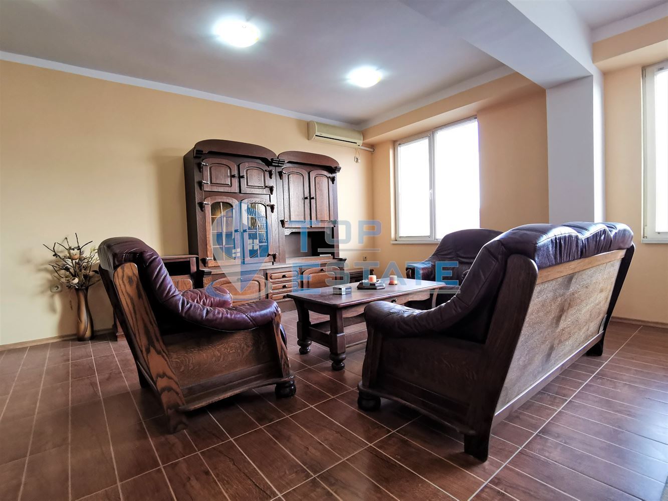 Офис в идеалния център на гр. Горна Оряховица-0 Офис в идеалния център на гр. Горна Оряховица - 0