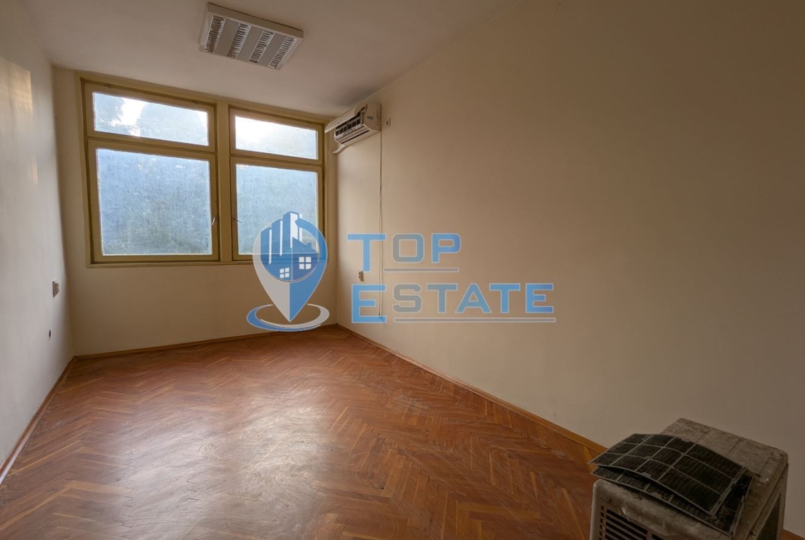 Поещения под наем в административна сграда на центъра в град Горна Оряховица, област Велико Търново - 0