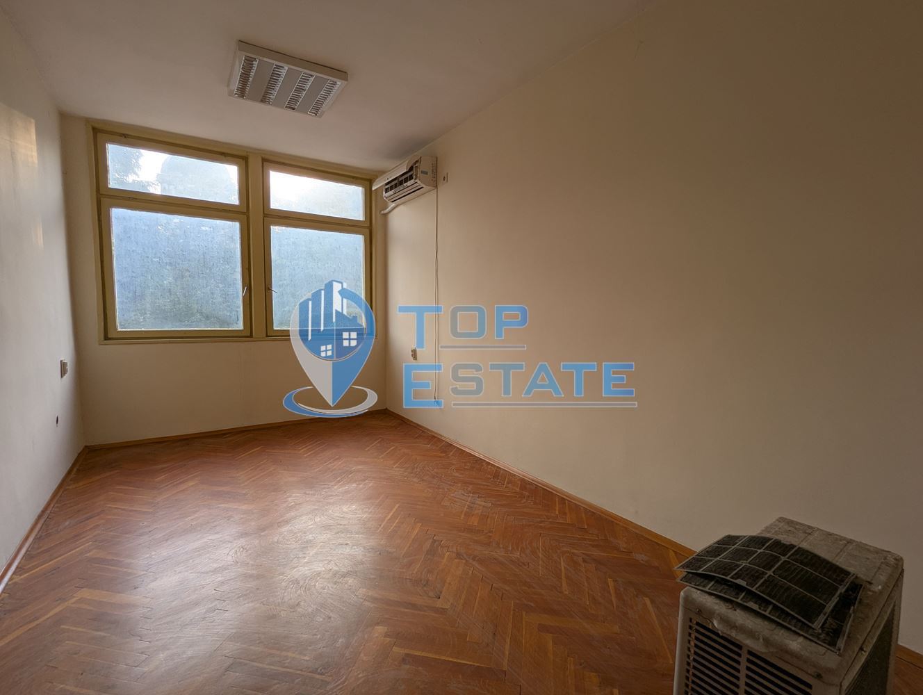 Поещения под наем в административна сграда на центъра в град Горна Оряховица, област Велико Търново - 0