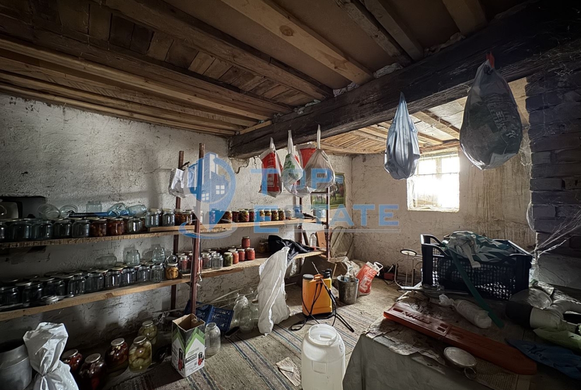 Двуетажна тухлена къща с кладенец в село Ресен, област Велико Търново - 0