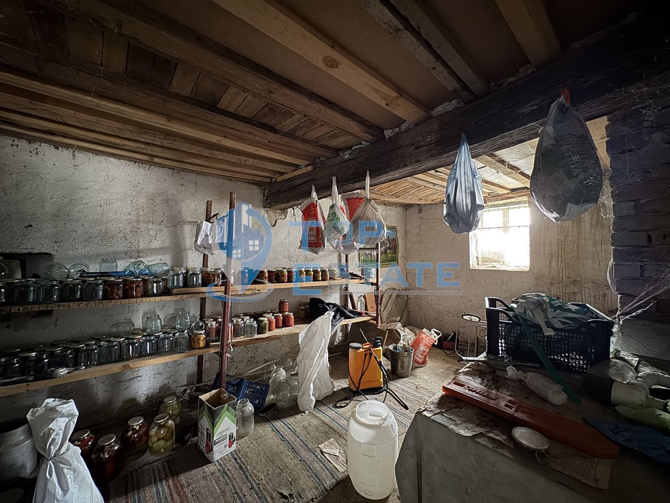 Двуетажна тухлена къща с кладенец в село Ресен, област Велико Търново - 0