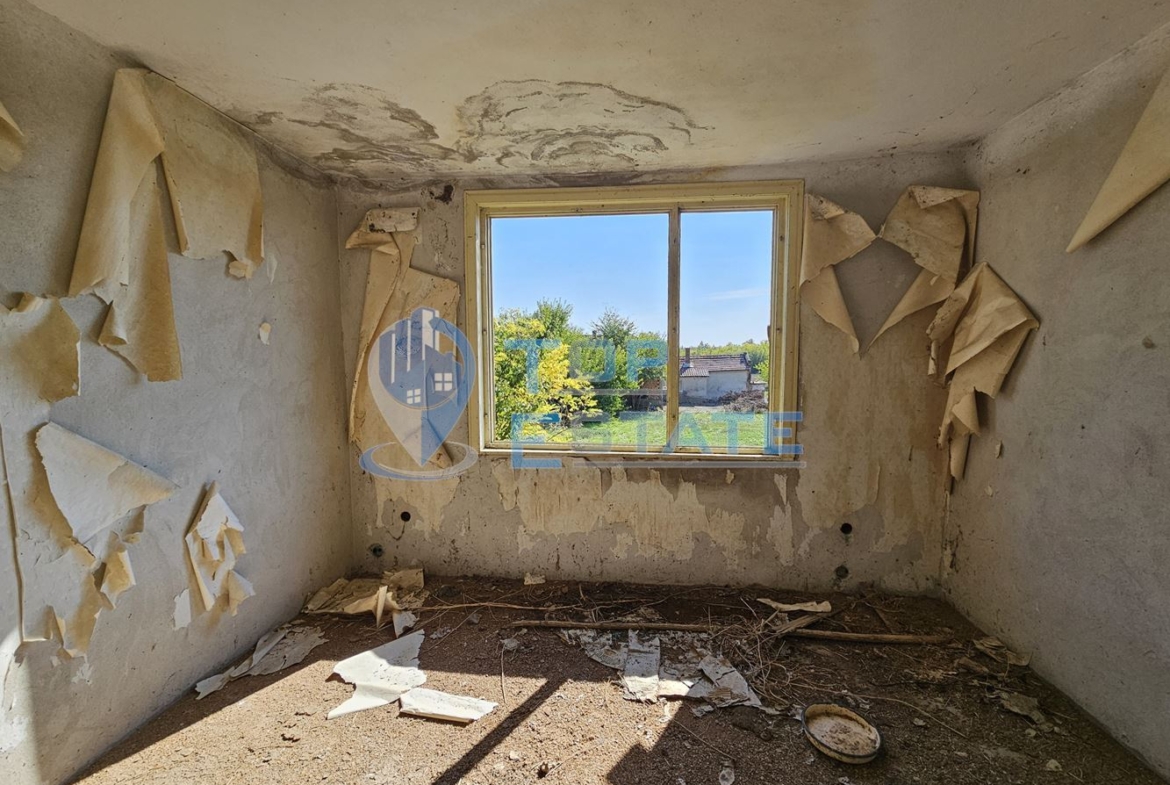 Масивна тухлена двуетажна къща с голям двор в село Драгомирово, община Свищов - 0